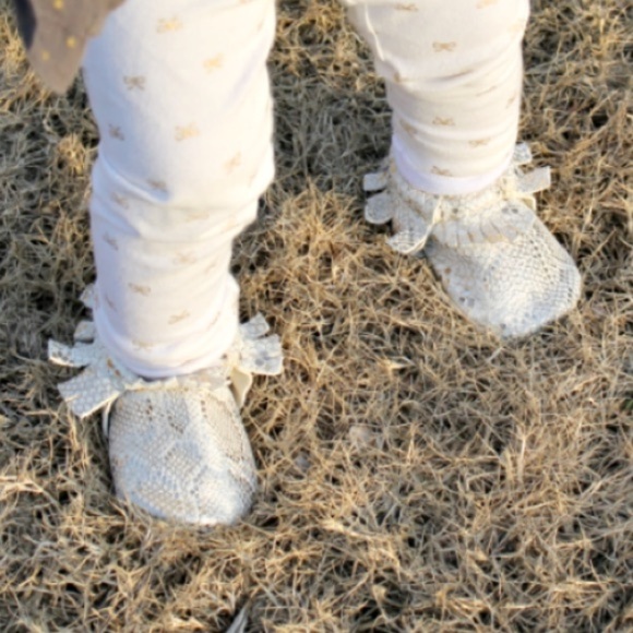 Freshly Picked Limited Edition Merci Soft Sole Moccasins Fringe Mocc Girl Silver - Picture 1 of 10